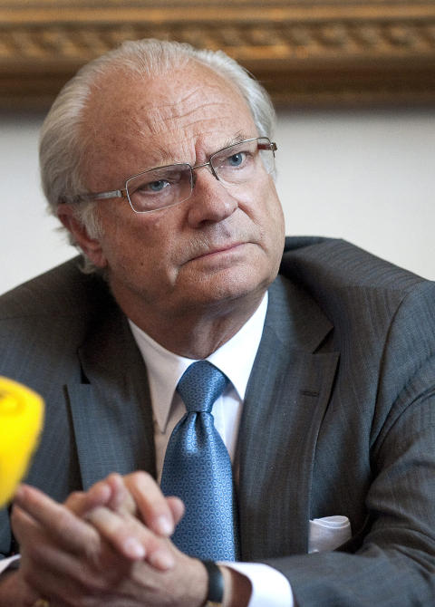 HARDT PRESSET KONGE: Denne uka holdt Carl Gustaf pressekonferanse for � svare p� beskyldningene om utroskap, mafiaforbindelser og strippeklubbes�k. Foto: REUTERS/Anders Wiklund/Scanpix