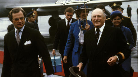 N�RT FORHOLD: Det svenske kongeparet ble tatt i mot av kong Olav da de kom til Oslo i 1982 for � feire hans 25 �rs jubileum som regent. 
Foto: Henrik Laurvik  / NTB / Scanpix