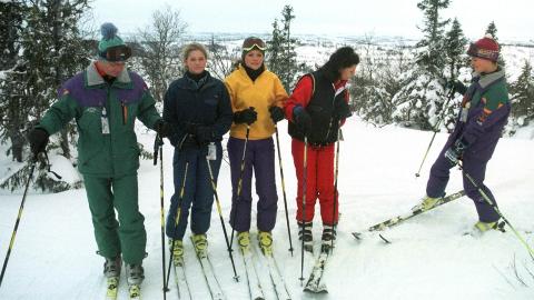 M�TTE L�RE SEG � ST� P� SKI: Kongen har alltid v�rt en ivrig skig�er, men for dronning Sivlia krevde det noe trening da hun kom til Sverige. Her er de p� hytta i Storlien i 1997. Foto: Jonas Ekstr�mer/Scan-Foto/Pressens Bild