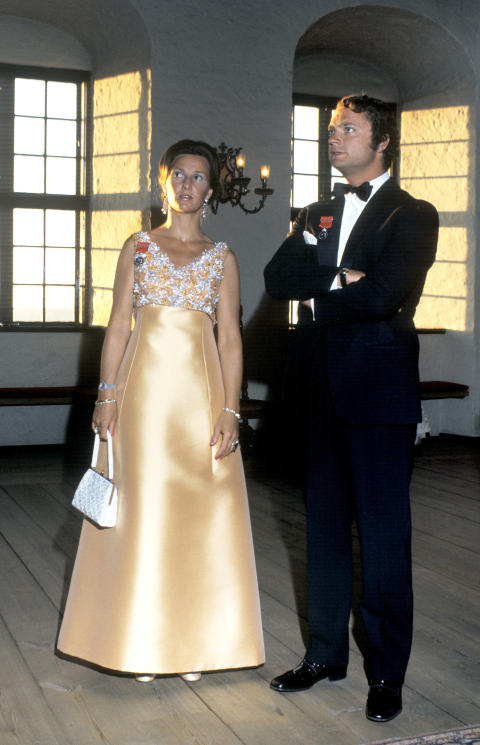 BLE KONGE SOM UNGKAR: Carl Gustaf rakk ikke � gifte seg f�r bestefaren hans gikk bort og han m�tte overta. Her er han fortsatt kronprins, �ret er 1972 og han er sammen med kronprinsesse Sonja i Kong Haakons VII 100 �rs jubileum.
Foto: NTB / Scanpix