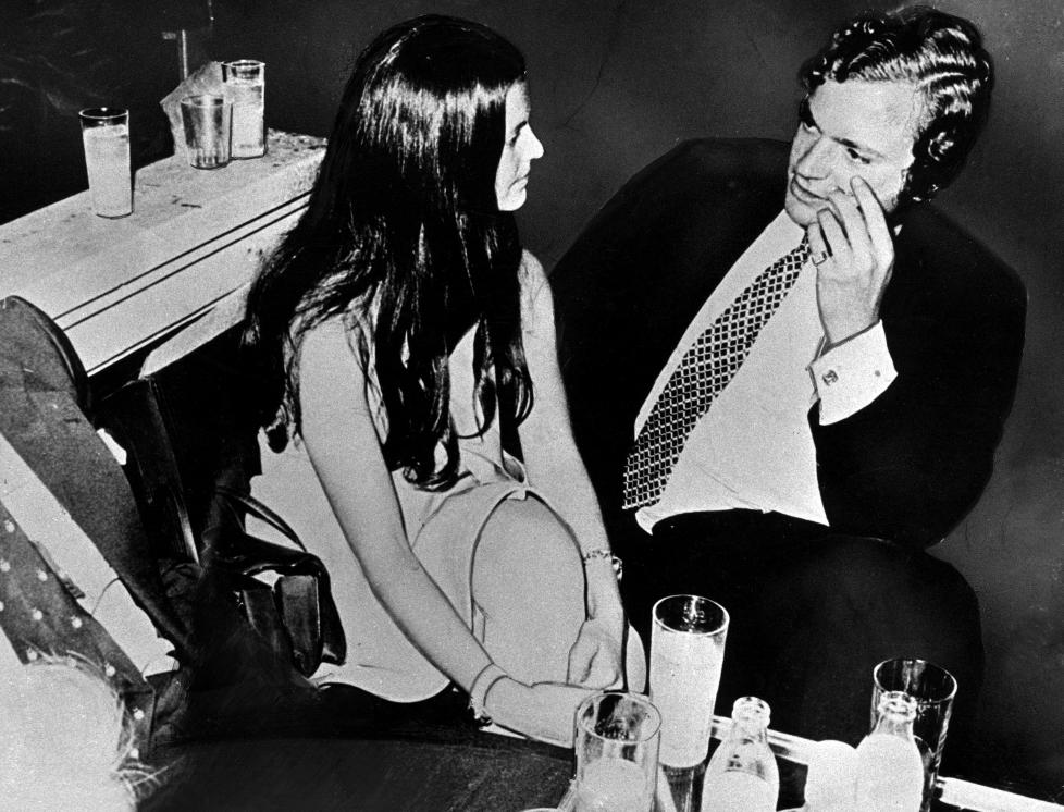 FALT PLADASK: Det var kj�rlighet ved f�rste blikk, fortalte Carl Gustaf senere om det f�rste m�tet med Sivlia. Her er de fotografert sammen p� nattklubb i M�nchen i 1972. Foto: SCANPIX SWEDEN/PRESSENS BILD