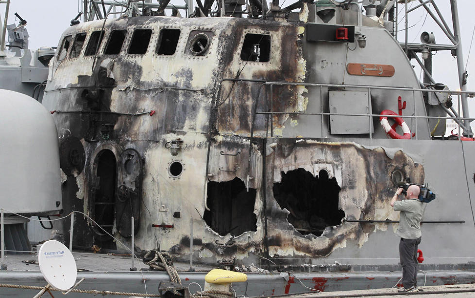 UTBOMBET: Et utbombet libysk krigsskip ligger ved kai i Tripoli etter et NATO-angrep 20. mai. Foto: LOUAFI LARBI/REUTERS/SCANPIX