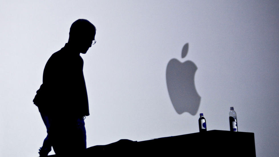 PRESENTERER ICLOUD: Mandag presenterer Apple-sjef Steve Jobs iCloud, selskapets nye tjeneste for str�mming av musikk og annet medieinnhold fra nettskyen. Foto: SCANPIX