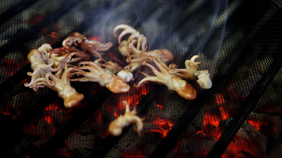 Grillglede: Restaurant Asado Etxebarri utenfor Bilbao kan grillmat, her er et babyblekksrputer som danser over flammene.