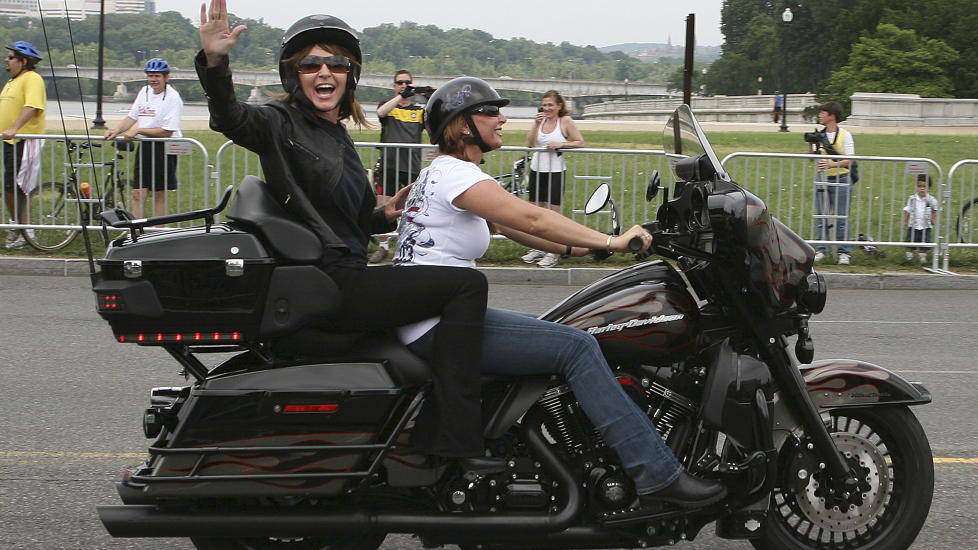 RULLET INN I OFFENTLIGHETEN IGJEN: Sarah Palin, her fotografert under arrangementet Rolling Thunder 29. mai. Foto: REUTERS/Molly Riley/Scanpix