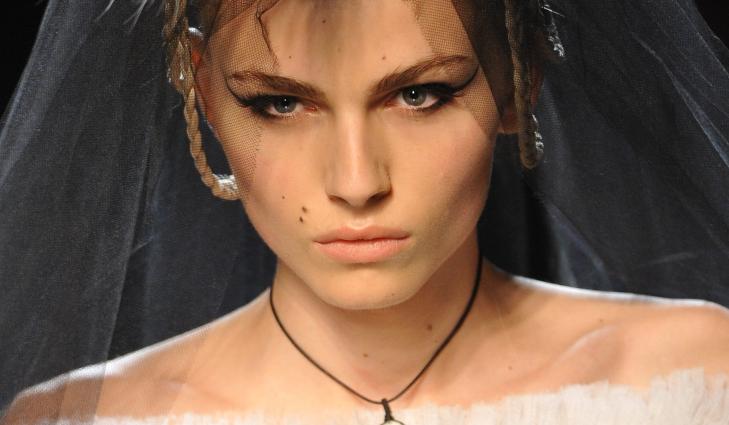 MED BRUDESL�R: Andrej Pejic (19) blir hyllet for � ha Cindy Crawfords ansikt og Kate Moss sin kropp. Foto: STELLA PICTURES