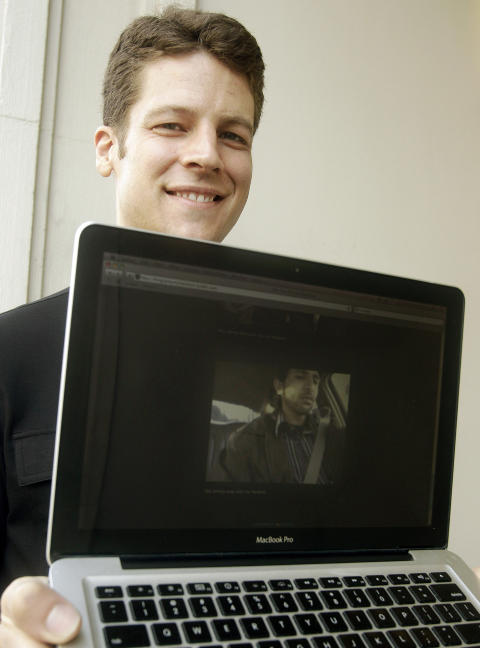 DEN SOM LER SIST... Joshua Kaufman brukte et spionprogram for å finne ut hvem som brukte hans stjålne datamaskin. Foto:AP/Jeff Chiu DEN SOM LER SIST... Joshua Kaufman brukte et spionprogram for å finne ut hvem som brukte hans stjålne datamaskin. Foto:AP/Jeff Chiu