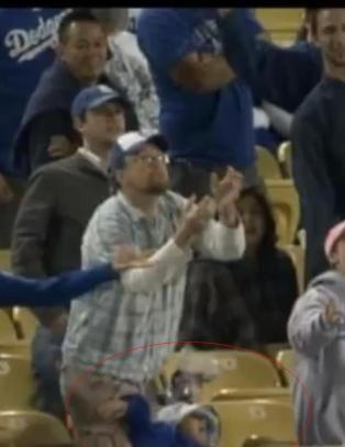 Slapp datteren i gulvet for � fange ballen