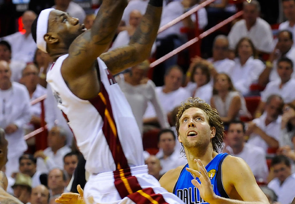 Dirk Nowitzki glimtet til da Dallas Mavericks kom tilbake og utlignet til 1-1 i kamper mot Miami Heat i den andre finalekampen i NBA-sluttspillet torsdag. Her i duell med Le Bron James. Foto: EPA/TANNEN MAURY CORBIS