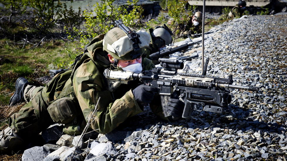F�R LIKEVEL: Forsvaret g�r likevel ikke tom for ammunisjon i sommer, slik de advarte Arbeidstilsynet. Foto: �istein Norum Monsen / DAGBLADET