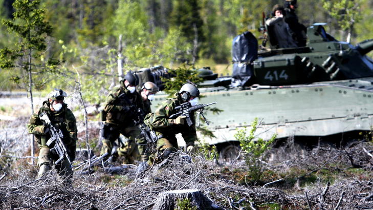HINDRER L�PING: Telemark Bataljon �velsesskyter med den nye milj�vennlige testammunisjonen fra ammunisjonsprodusenten Nammo. De m� ha p� seg pustemasker for ikke � bli syke. Den hindrer dem i � l�pe. Foto: Kristoffer Egeberg / DAGBLADET.