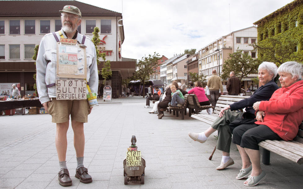 MANNEN OG ANDA: Kurt Eiffert (67) Reiser rundt sammen med fjernstyrte og batteridrevne Josef og samler inn penger til tyske �rfugler. Foto: Erik Hattrem
