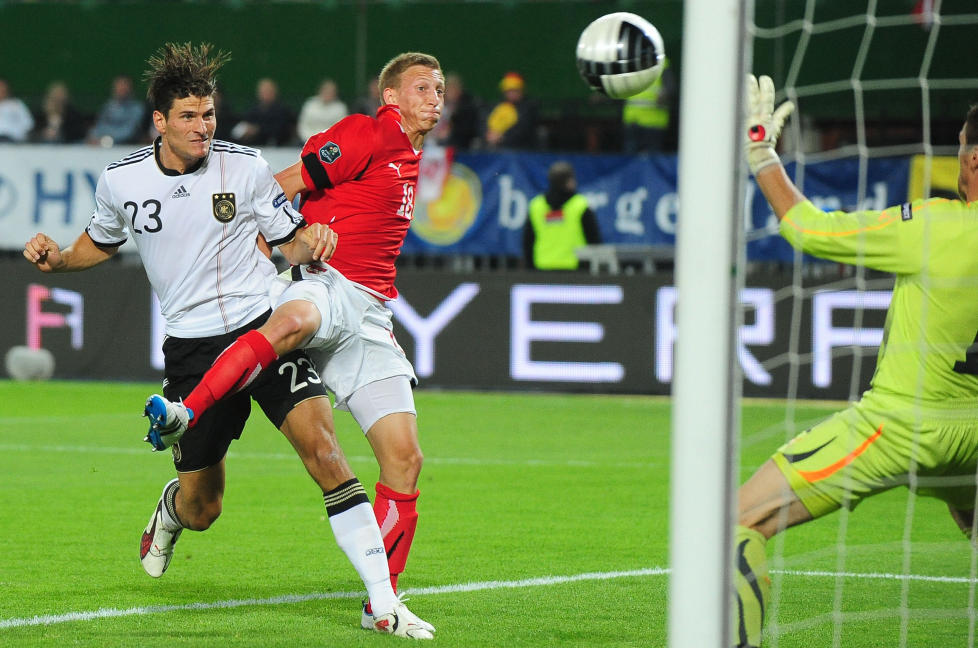 TOM�LSCCORER: Med sine to scoringer s�rget Mario Gomez (t.v.) for at Tyskland er s� godt som klare for neste �rs EM-sluttspill med fire kamper igjen � spille. Foto: SCANPIX/AFP PHOTO/JOE KLAMAR