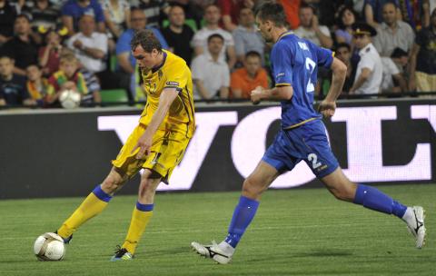 SENTRAL: Johan Elmander scorer her sitt ene av to m�l i Sveriges 4-1 seier borte mot Moldova. Foto: JONAS EKSTR�MER / SCANPIX