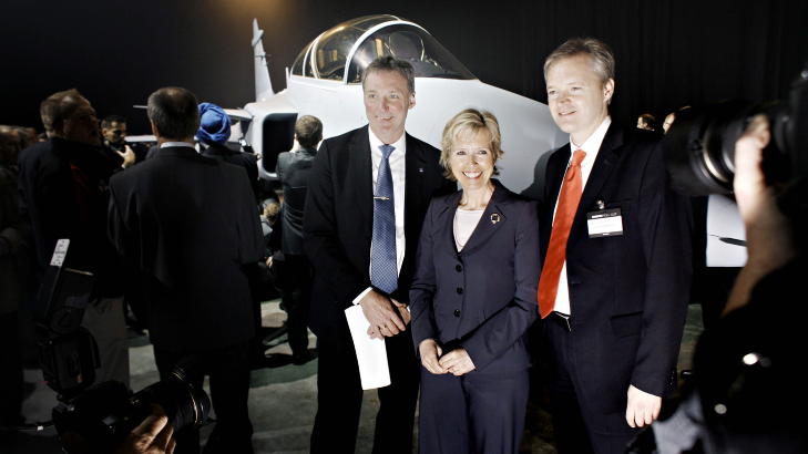 GYLDNE TIDER: Dr�mmen om et svensk-norsk kampflyprosjekt brast i 2008, etter flere �r med intens nordisk lobbyisme. Saab-direkt�r �ke Svensson uttalte at han var skuffet og overrasket. Her under hyggeligere omstendigheter som jagerflykremmer sammen med Norges og Sveriges forsvarsministre, Anne-Grete Str�m-Erichsen og Sten Tolgfors.
Foto: Frank Karlsen / Dagbladet
