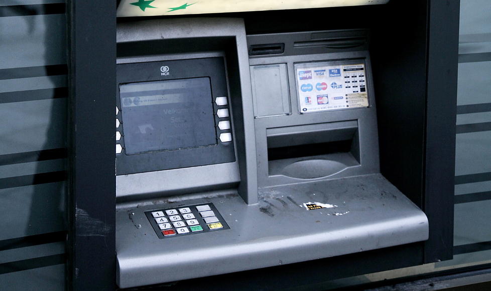 MINIBANK: Problemer hos dataleverand�ren EDB Ergogroup gj�r at norske bankkunder s�ndag har problemer med � ta ut penger i minibanker og problemer med � logge seg inn i nettbanker s�ndag.
Foto: Jacques Hvistendahl