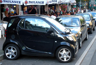 VELKJENT: En Smart Fortwo i velkjent positur, p� tvers mellom biler parkert p� langs. Sjekk om det er lov der du bor f�r du gj�r det selv. Foto: FERDINAND OSTROP AP PHOTO