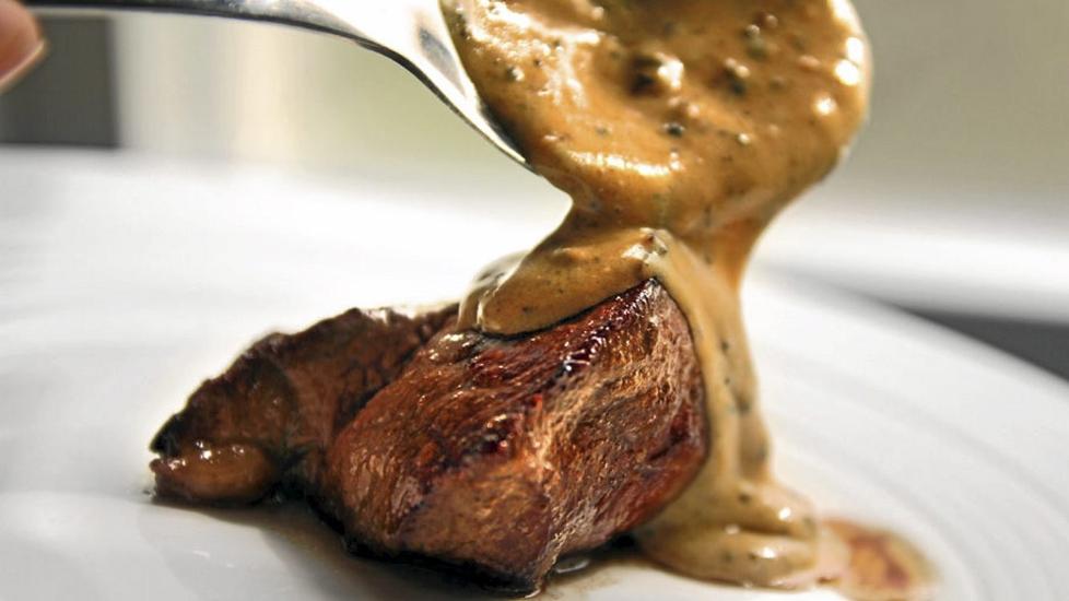 OPPSKRIFT P� PEPPERSAUS: Endelig har vi den perfekte peppersausen. Foto: Erik Hannemann
