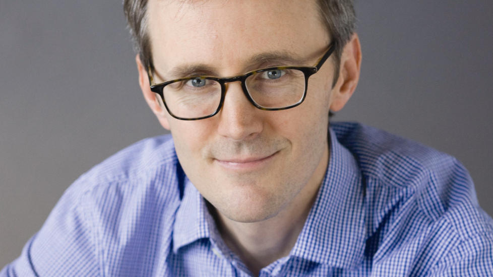 TV-PRODUSENT: John Stephens har v�rt medprodusent for TV-seriene �Gossip Girl�, �Gilmore Girls� og �The O.C.�. N� er hans f�rste barnebok kommet p� norsk. Foto: CAPPELEN DAMM