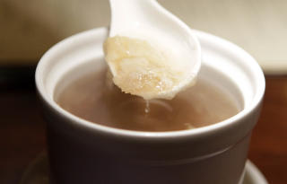 STRIDSTEMA: Denne tallerkenen med haifinnesuppe selges p� en kaf� i Chinatown i San Francisco. Foto. AP/Jeff Chiu/Scanpix