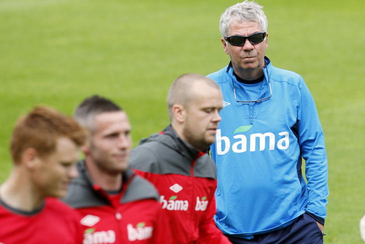 TRUMFKORT: Landslagssjef Egil �Drillo� Olsen holdt betydningen av morgendagens kamp mot Litauen skjult for spillerne til etter kampen mot Portugal. Timingen var neppe tilfeldig. Foto: Cornelius Poppe / SCANPIX