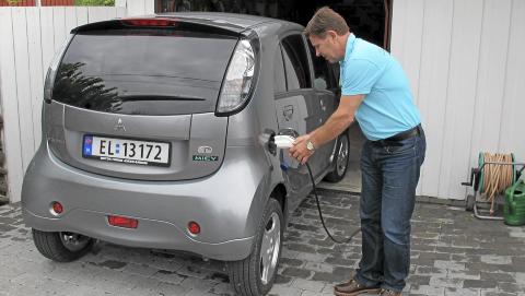 FORN�YD: SUV-eier Rolv Guddal har anskaffet seg en elbil, og er s�re forn�yd etter f�rste halv�r. FOTO: Geir Svardal