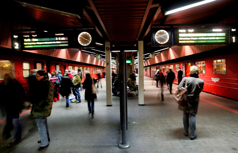 TOK TIL N�DUTGANGENE: En stor mengde togpassasjerer endte p� gata etter den falske brannalarmen. Illustrasjonsfoto: �RN E. BORGEN/SCANPIX