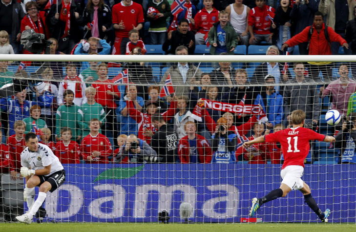 SPRATT NORGES VEI: Morten Gamst Pedersen hadde marginene p� sin side da keeper sendte en strafferetur rett i beina hans.Foto: H�kon Mosvold Larsen / Scanpix
