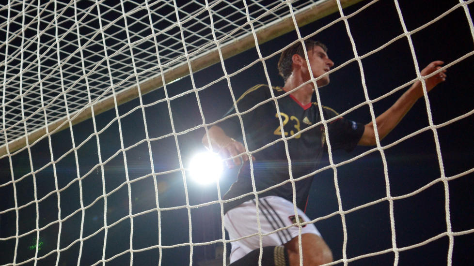 USTOPPELIGE: Ei heller Aserbajdsjan sto imot Mario Gomez og Tyskland som tok sin sjuende seier av sju mulige i EM-kvaliken.Foto: SCANPIX /  AFP PHOTO / JOHANNES EISELE