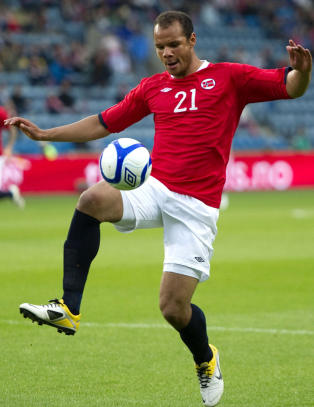 - Vi m� vel l�re � spille fotball f�rst