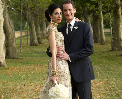 BRYLLUPSBILDE: Anthony Weiner og kona Huma Abedin f�r skandalen kom til overflaten. Foto: Scanpix/AP