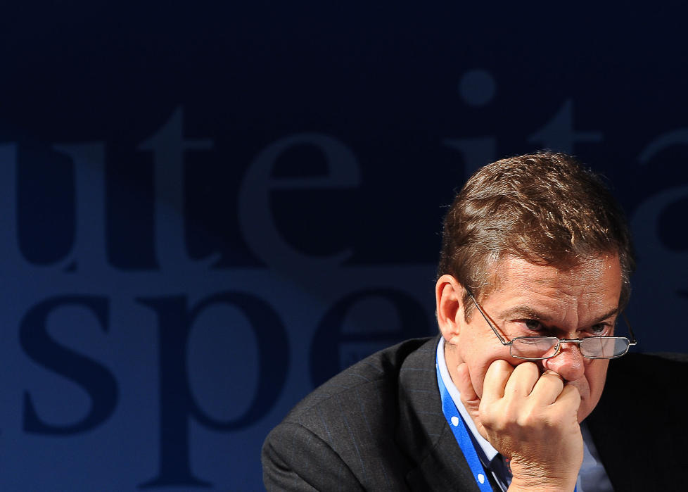 ADVARER: Lorenzo Bini Smaghi i den europeiske sentralbanken advarer mot � la Hellas slippe billig unna og ber landet i stedet om � selge unna statlige bedrifter for � betjene gjelda si. Foto: AFP PHOTO / ANDREAS SOLARO / SCANPIX