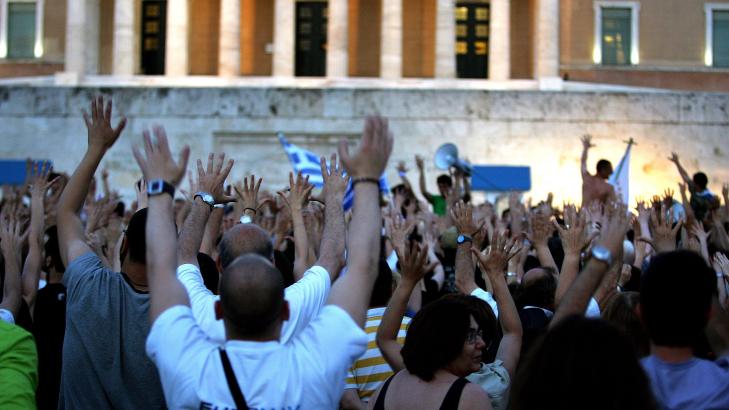 PROTESTERER: Grekerne protesterer mot �kte skatter og nye kutt i offentlige budsjetter. Foto: EPA/SIMELA PANTZARTZI/SCANPIX