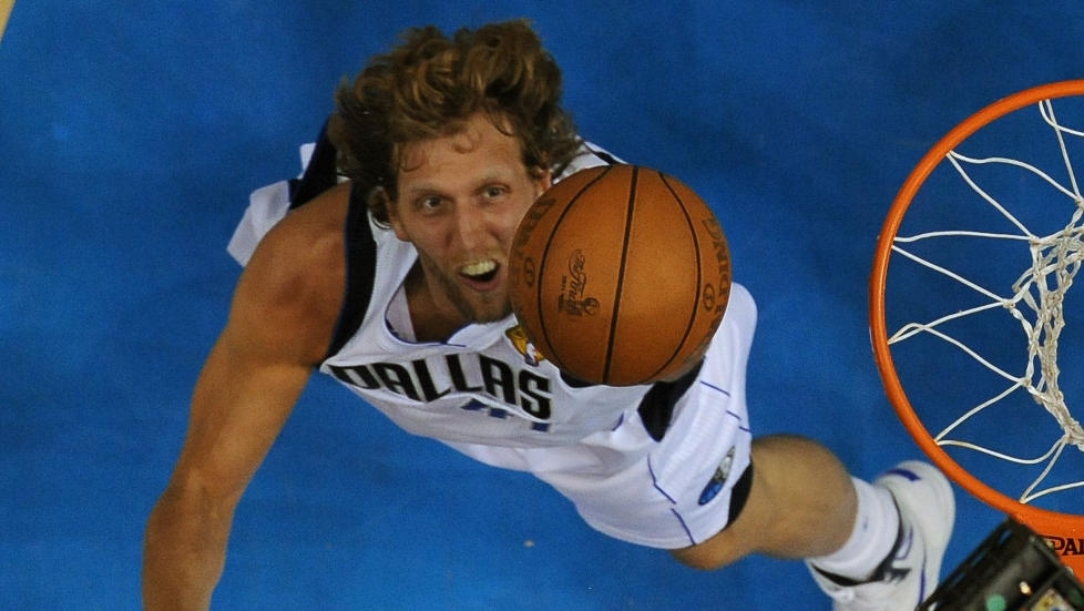 TYSK TOPPSPILLER: Feber var ikke nok til � stoppe Dallas Mavericks' Dirk Nowitzki i fjerde finalekamp i NBA.Foto: SCANPIX/AFP/POOL/Robyn BECK