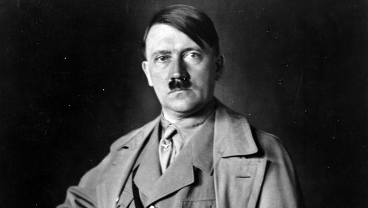RIKSKANSLER: Her er Adolf Hitler cirka 1933, da han hadde blitt kansler i Det tredje riket. Foto: Roger Viollet/Getty Images