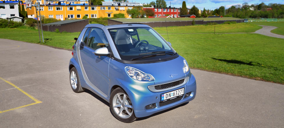 SJARM�R: Smart Fortwo har sine sjarmerende sider, men likevel vil vi ikke anbefale deg � kj�pe den - i hvert fall ikke enn�. Snart kommer den som elbil, med fordeler som fri parkering, gratis bomring og kj�ring i kollektivfeltet p� kj�pet. Foto: ANDREAS HANDELAND