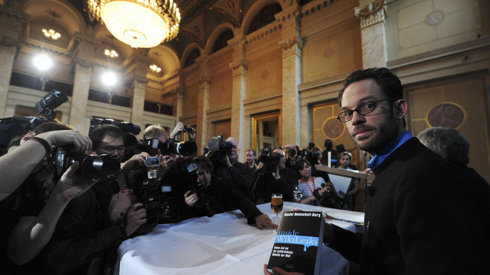  VIL F� TIL ENDRINGER:  Den tyske IT-spesialisten Daniel Domscheit-Berg da han presenterte boka �Inside WikiLeaks� tidligere i �r. Under et Oslo-bes�k i dag gikk han i strupen p� sin tidligere samarbeidspartner. Foto: AFP PHOTO / JOHANNES EISELE