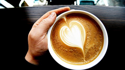 KAFFE: Kan også være kreftfremkallende, og finnes i samme kategori som mobilstråling.
Foto: Lars Eivind Bones/Dagbladet KAFFE: Kan også være kreftfremkallende, og finnes i samme kategori som mobilstråling.
Foto: Lars Eivind Bones/Dagbladet