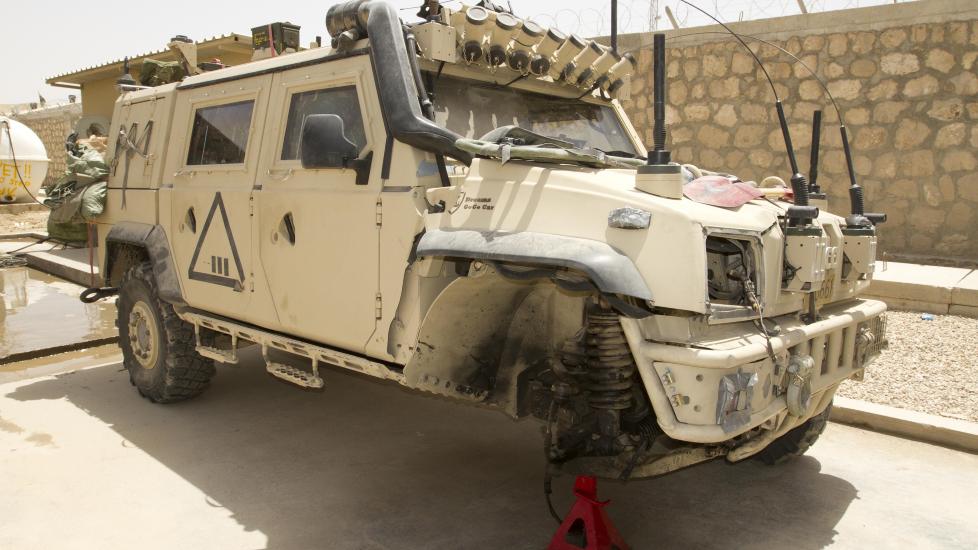  TRUFFET AV PANSERVERNRAKETT.  Den pansrede IVECO-bilen med fire norske soldater ble truffet av panservernrakett i et kjent urodistrikt i Afghanistan i g�r kveld. Forsvaret mener det var flaks at raketten traff motoren - rett under panserp�skriften Dreams Go-Go Car.  FOTO: FORSVARET.