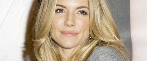 Sienna Miller får én million i erstatning