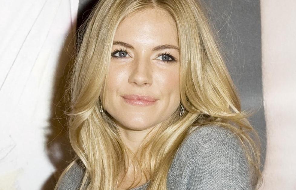 F�R ERSTATNING: Skuespiller Sienna Miller var sammen med Jude Law da News of the World hacket telefonen hennes og fikk tak i privat informasjon. Miller og Law var det heteste paret i Storbritannia da hackingen p�gikk. Foto: STELLA PICTURES
