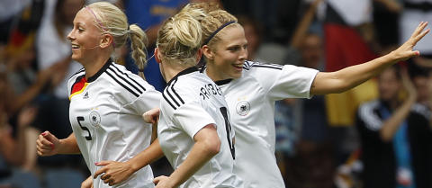 LETTKLEDD: Kristina Gessat (til venstre) er blant dem som er lei av � h�re at hun ikke ser ut som en fotballspiller. Foto: REUTERS/Thomas Peter (GERMANY - Tags: SPORT SOCCER)