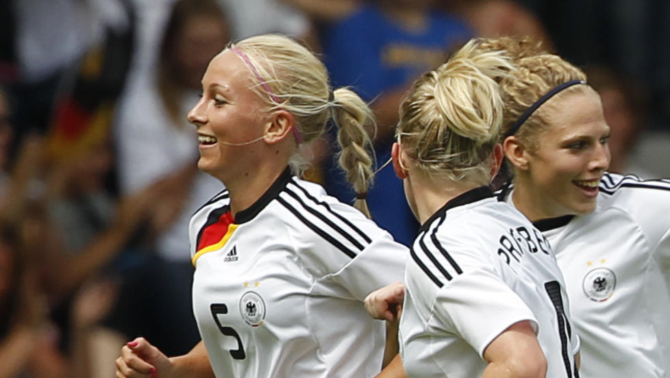 TALENTFULL: Kristina Gessat (venstre), her med Marith Priessen og Kim Kulig under U20-VM-finalen i fjor, stiller opp i Playboy sammen med fire andre tyske landslagsspillere.Foto: SCANPIX/REUTERS/Thomas Peter