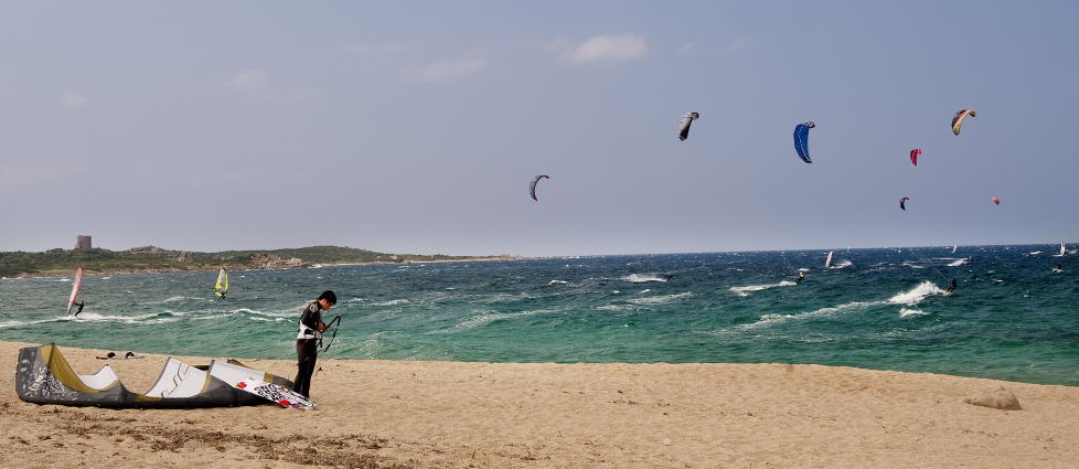KITING: Sardinia er et popul�rt reisem�l for en aktiv ferie, og har gode vindforhold for seiling, kiting og vindsurfing som her p� Vignola-stranda.  Foto: JOHN TERJE PEDERSEN