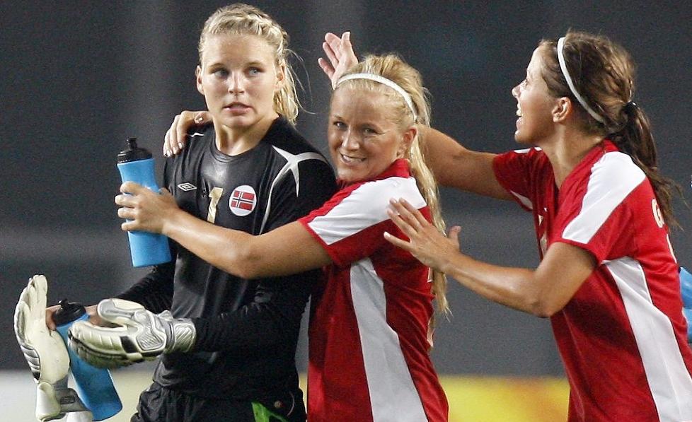 MERKER FORDOMMENE OM KVINNEFOTBALL: Erika Skarb� (tv), Lene Mykj�land og Guro Knutsen er opptatt av at folk skal forst� at kvinner som spiller fotball ogs� kan v�re feminine og attraktive. Men de ville ikke v�rt villige til � g� s� langt som de tyske U-landslagsspillerne for � f� fram poenget sitt. 
Foto: Lise �serud / SCANPIX
