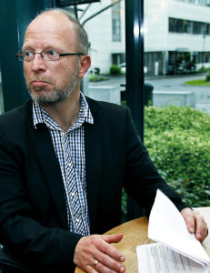 Treholt-forfatter langer ut mot kommisjonen