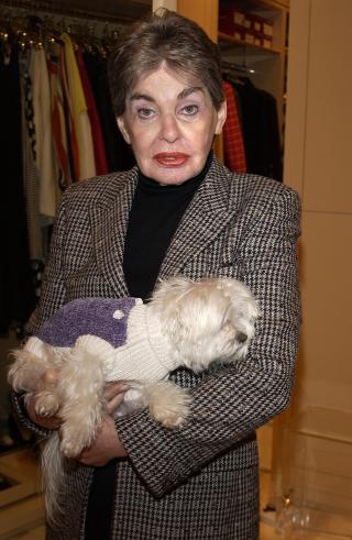 MATMOR OG TROUBLE: Her er Leona Helmsley og Trouble fotografert i New York i 2003. Foto: AP Photo/Jennifer Graylock/Scanpix