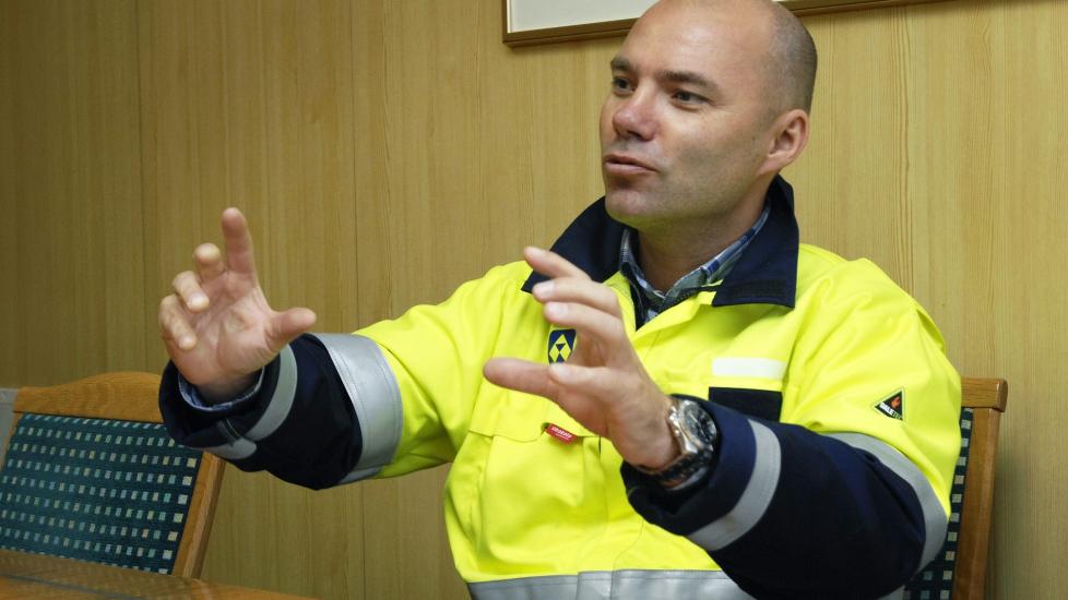 Aluminiumsdirekt�r: Alcoa-sjef Roy Hammer (45) har ikke s�kt om � f� bygge aluminiumsverk drevet p� gass i Finnmark. Her er han fotografert under et bes�k p� Alcoas aluminiumsverk i Mosj�en. Foto: Torild Wika/Helgeland Arbeiderblad