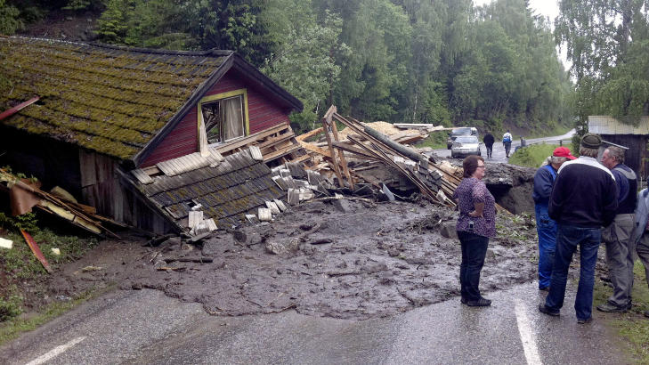 KNUST: - Huset ble knust til pinneved, sier bonde Simen Olstad, som bor like ved huset. 
Foto: Geir Olsen / Scanpix