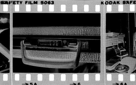 GRANSKET OM NEGATIVENE HANG SAMMEN: Filmrullen ble klippet i tre. Her har de sakkyndige satt sammen bildene igjen for � se om de passer sammen. Et av kuttene var gjort midt i bokstaven F i ordet SAFETY. Foto: Gjenopptakelseskommisjonen